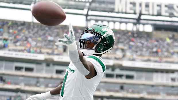 Jets cornerback Sauce Gardner defends a pass.